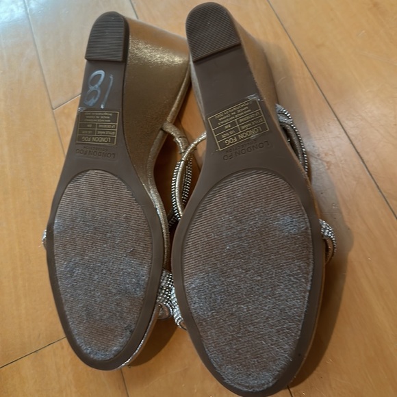 London Fog Collection beautiful & comfortable, sparkling gold, wedge platform - Picture 7 of 7